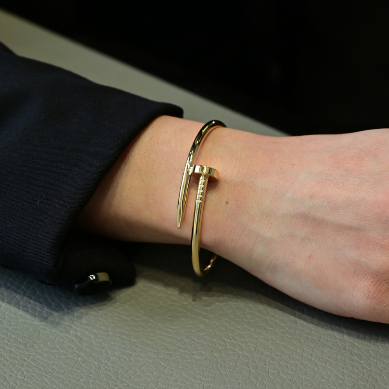 Muñeca con brazalete Cartier Juste un Clou