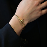 Modelo usando un brazalete Cartier Juste un Clou
