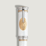 Primer plano del capuchón blanco y plata de una pluma Montblanc
