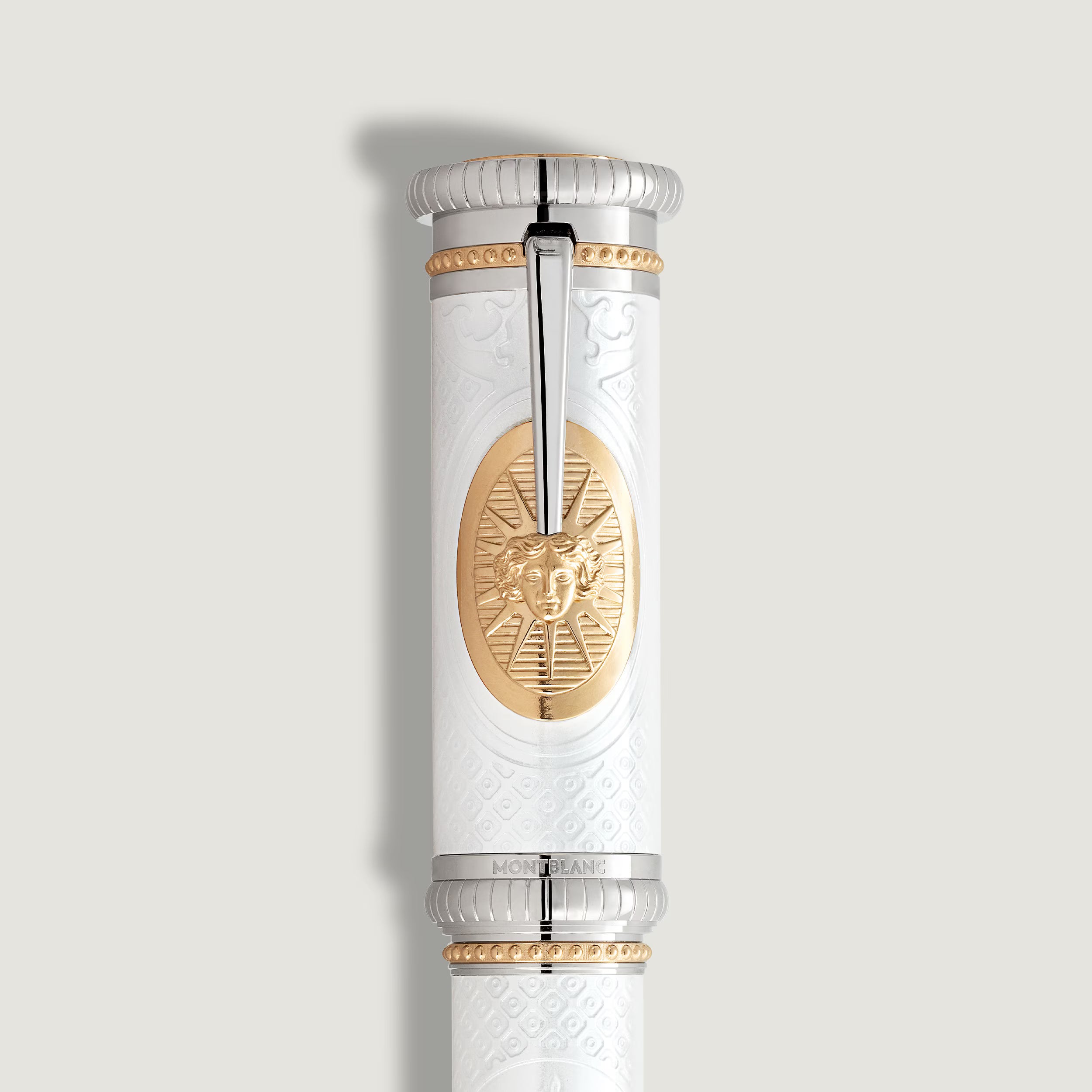 Primer plano del capuchón blanco y plata de una pluma Montblanc