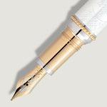 Primer plano del plumín de oro grabado de una pluma estilográfica Montblanc