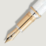 Primer plano del plumín de oro grabado de una pluma estilográfica Montblanc