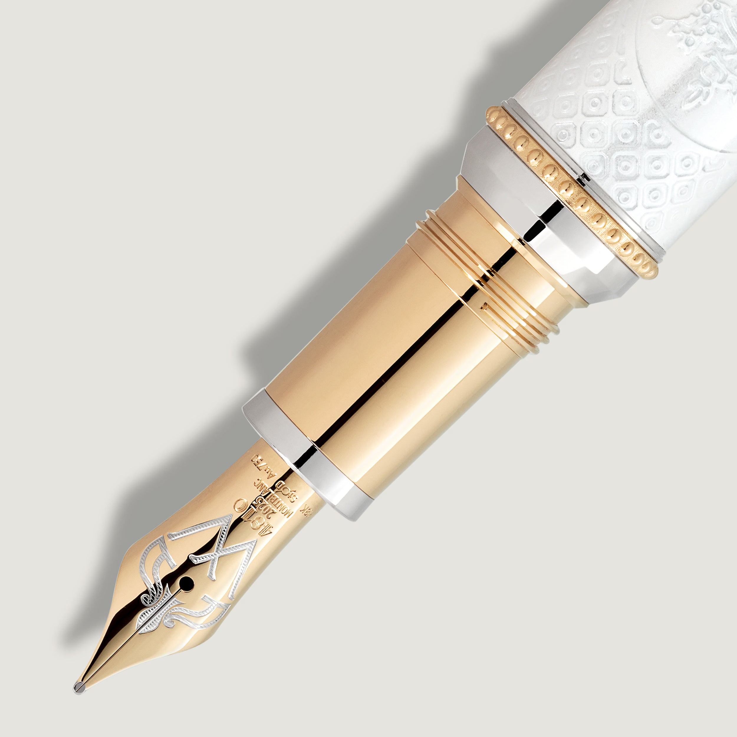 Primer plano del plumín de oro grabado de una pluma estilográfica Montblanc