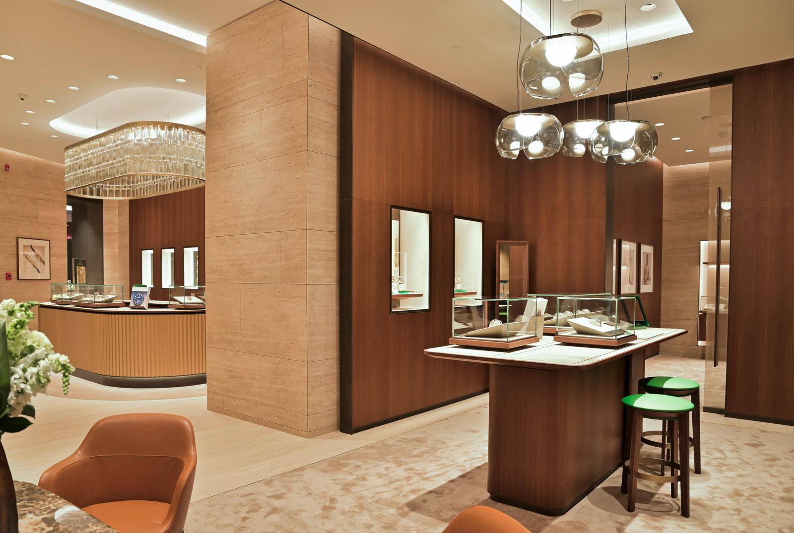 Elegante tienda de joyería Rolex con paneles de madera