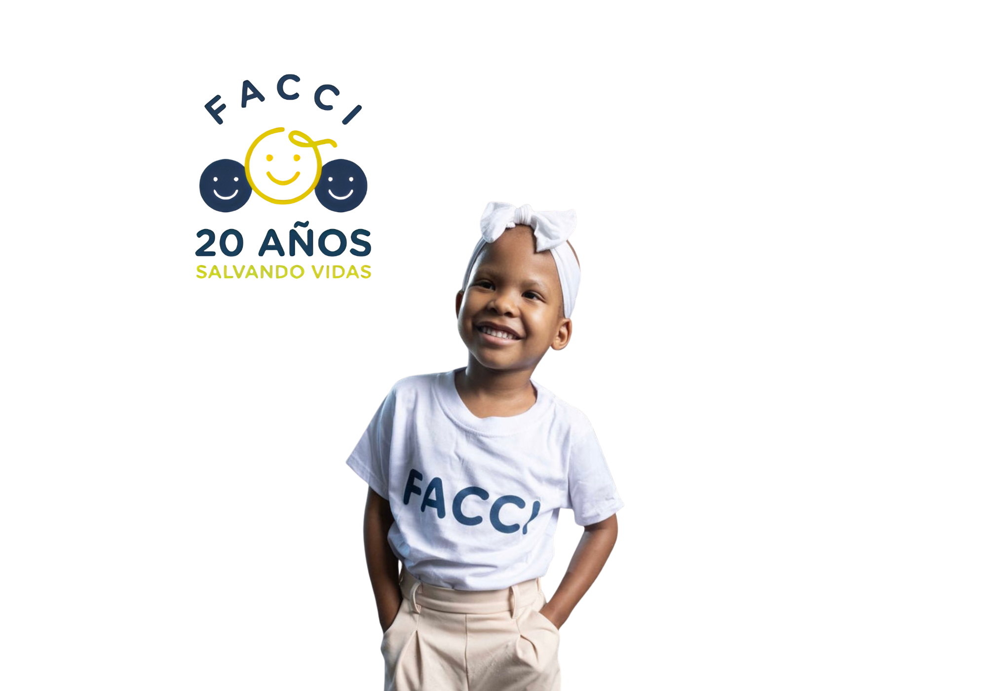 Niña sonriéndole a la cámara