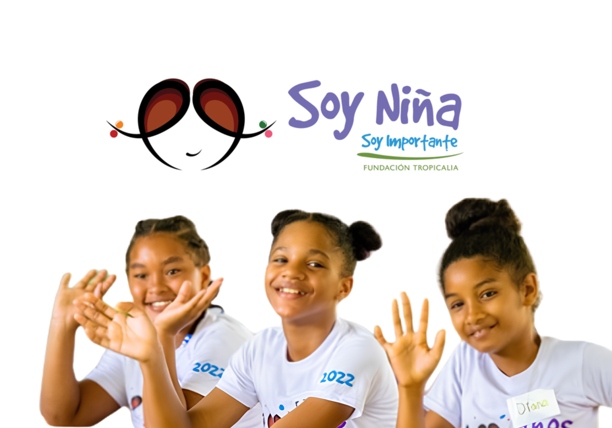 Tres niñas felices en primer plano, sonriendo y saludando a la cámara