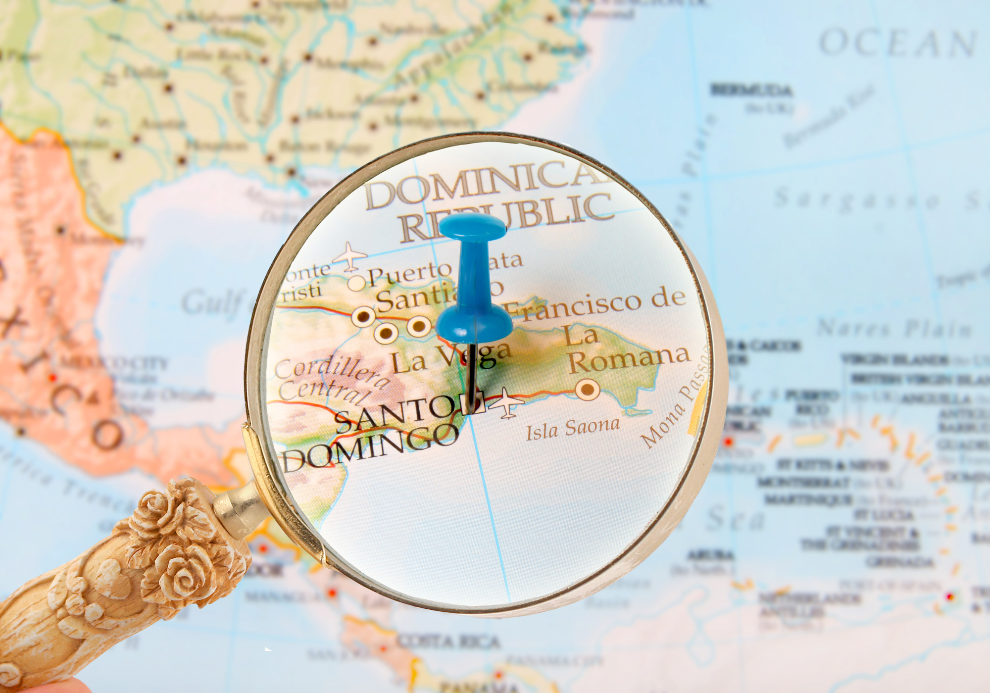 Lupa enfoca el mapa de República Dominicana 