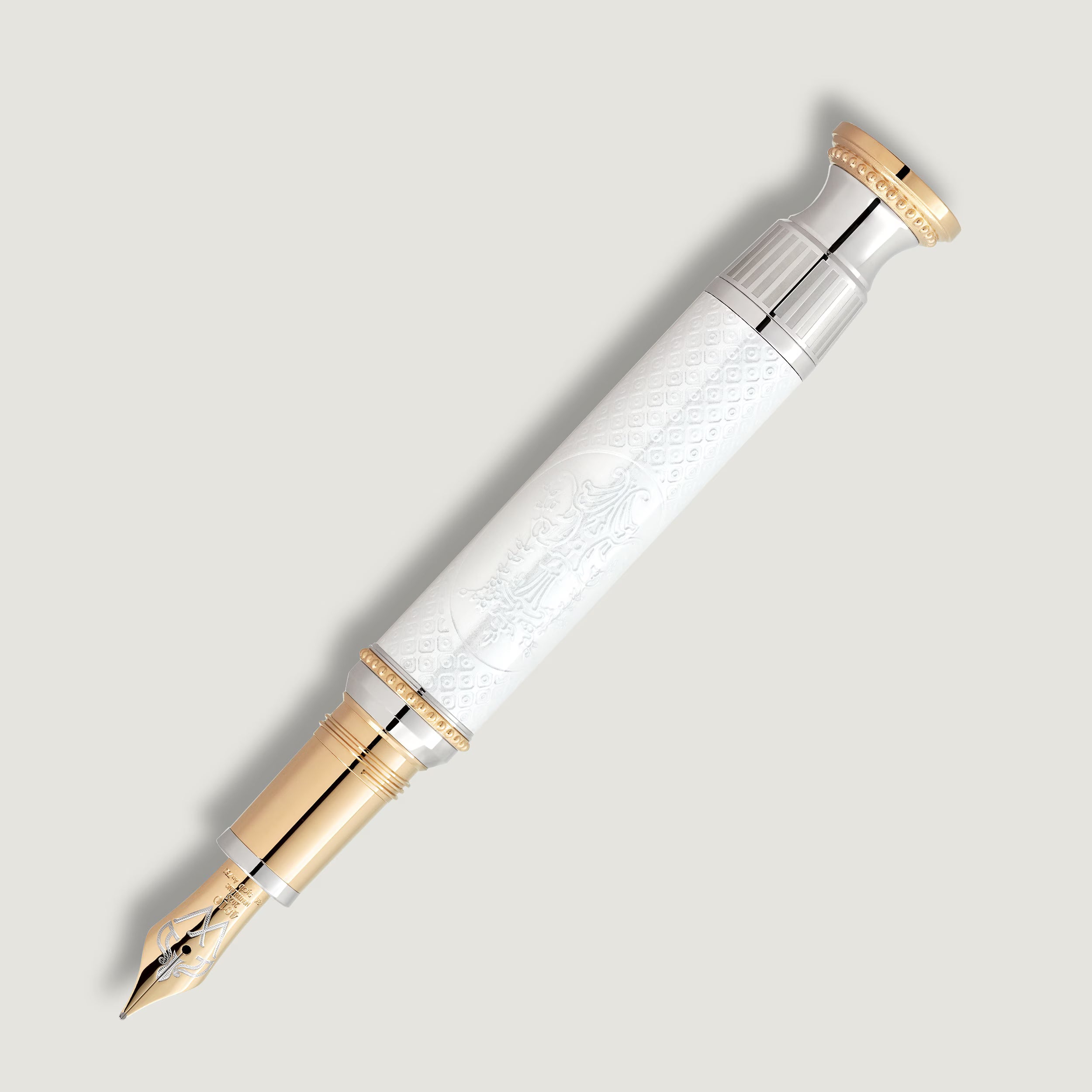 Pluma estilográfica de lujo blanca y dorada en ángulo diagonal