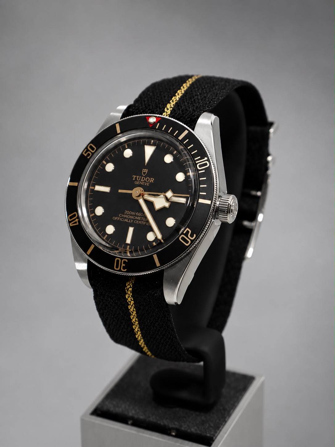 Reloj de buceo en ángulo sobre soporte negro