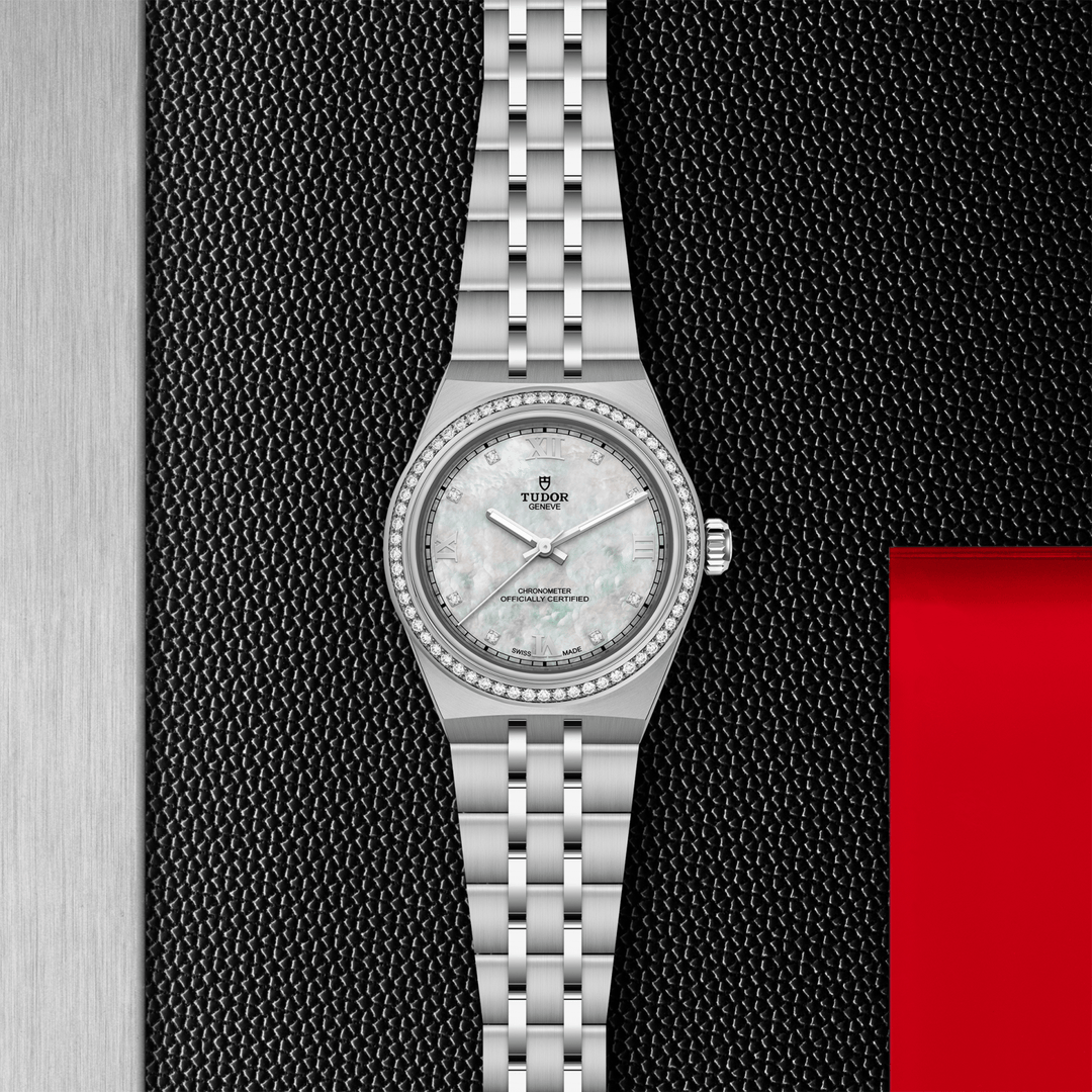 Reloj TUDOR con esfera gris y brazalete de acero, bisel con detalles grabados
