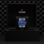 Estuche TUDOR con reloj Black Bay 54 con dial azul y correa de goma