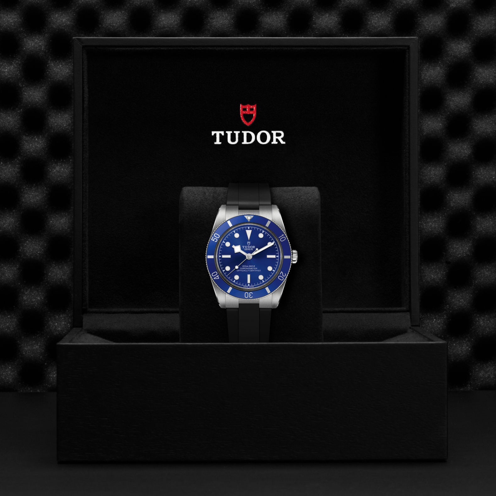 Estuche TUDOR con reloj Black Bay 54 con dial azul y correa de goma