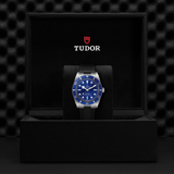Estuche TUDOR con reloj Black Bay 54 con dial azul y correa de goma