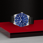 Reloj TUDOR Black Bay 54 con dial azul y correa de goma negra