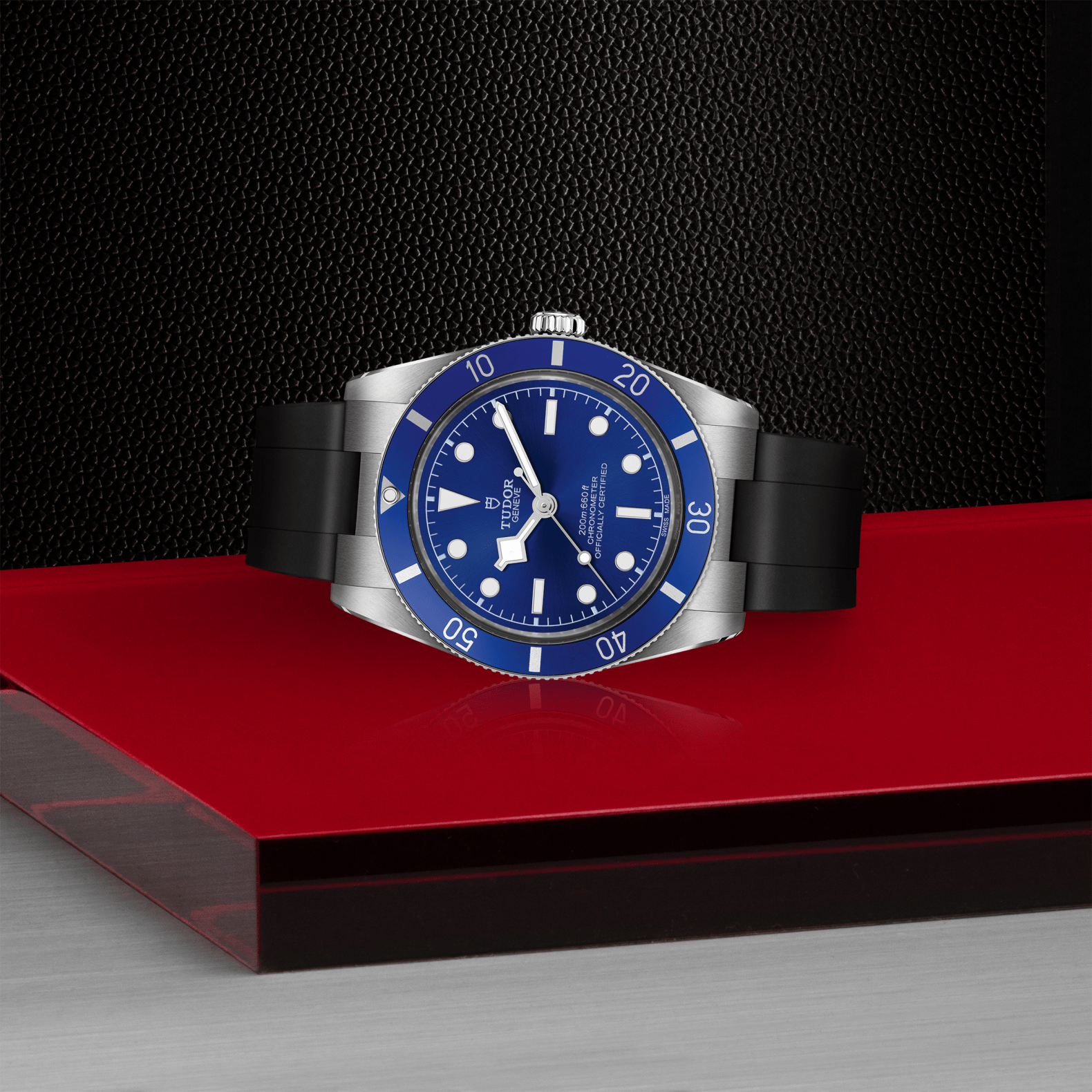 Reloj TUDOR Black Bay 54 con dial azul y correa de goma negra