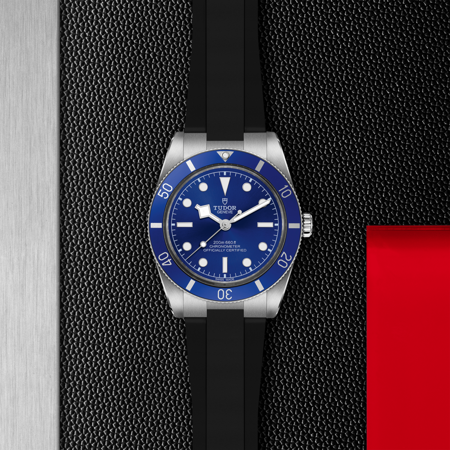 TUDOR Black Bay 54 azul con correa de caucho